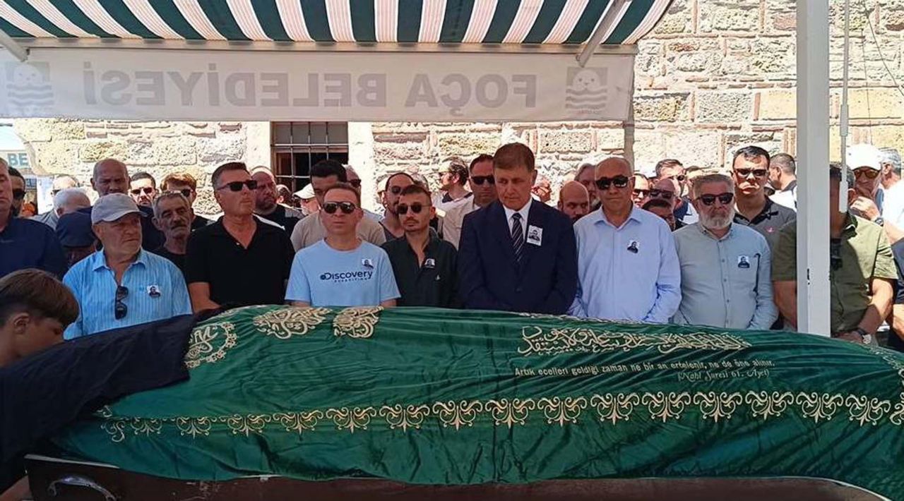 Foça'nın eski belediye başkanı Ahmet Nihat Dirim'in sazlıkta ölü bulunan oğlu Kerem Dirim son yolculuğuna uğurlandı 6