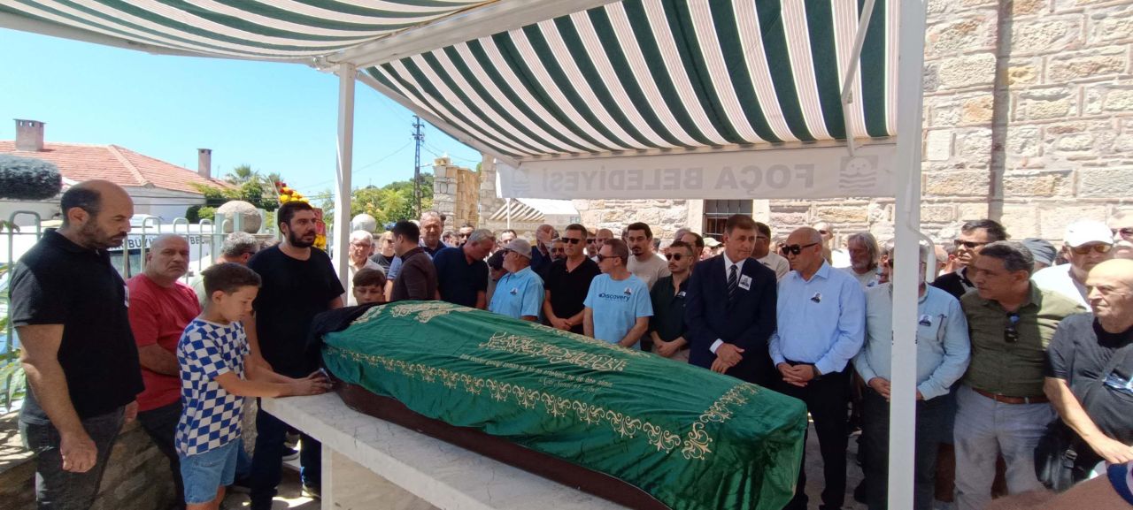 Foça'nın eski belediye başkanı Ahmet Nihat Dirim'in sazlıkta ölü bulunan oğlu Kerem Dirim son yolculuğuna uğurlandı 3
