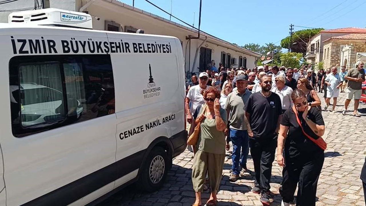 Foça'nın eski belediye başkanı Ahmet Nihat Dirim'in sazlıkta ölü bulunan oğlu Kerem Dirim son yolculuğuna uğurlandı 2