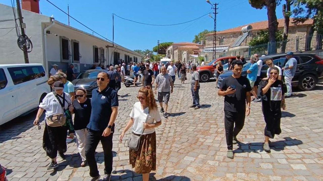 Foça'nın eski belediye başkanı Ahmet Nihat Dirim'in sazlıkta ölü bulunan oğlu Kerem Dirim son yolculuğuna uğurlandı 5