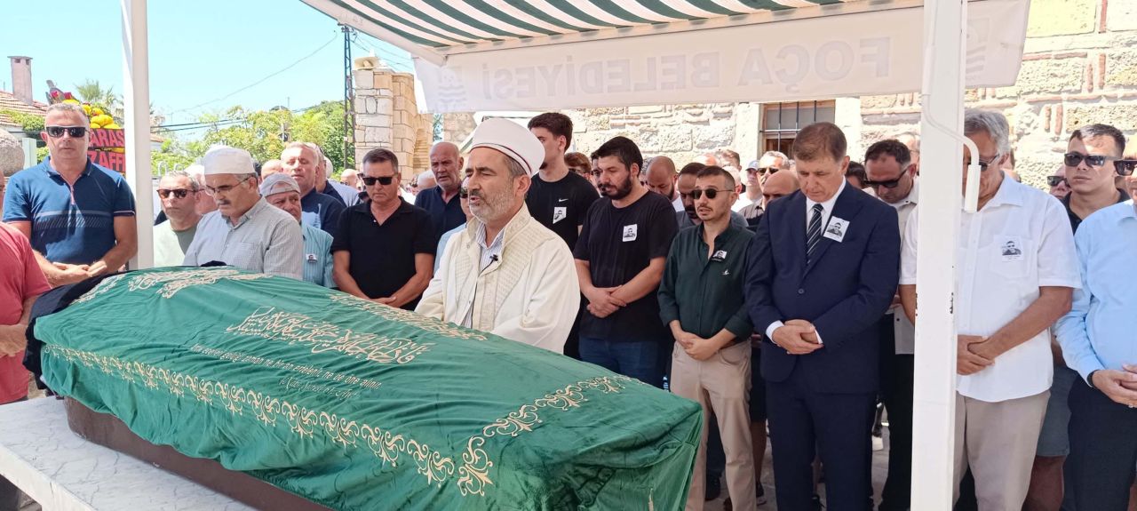 Foça'nın eski belediye başkanı Ahmet Nihat Dirim'in sazlıkta ölü bulunan oğlu Kerem Dirim son yolculuğuna uğurlandı 4