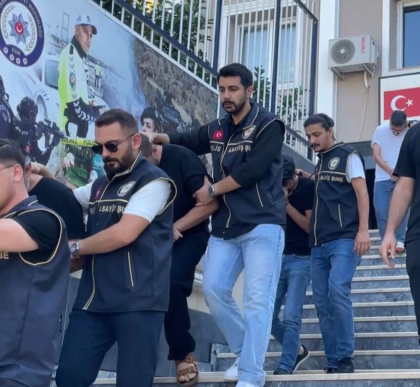Şaseyi değiştir, belgeyi uydur, milyonları cebe at: İstanbul'da milyonlarca liralık otomobil vurgunu! Ele geçirilen araçlar böyle sergilendi... 11