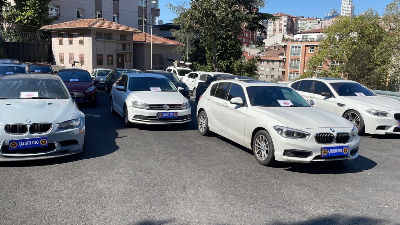 Şaseyi değiştir, belgeyi uydur, milyonları cebe at: İstanbul'da milyonlarca liralık otomobil vurgunu! Ele geçirilen araçlar böyle sergilendi... 10