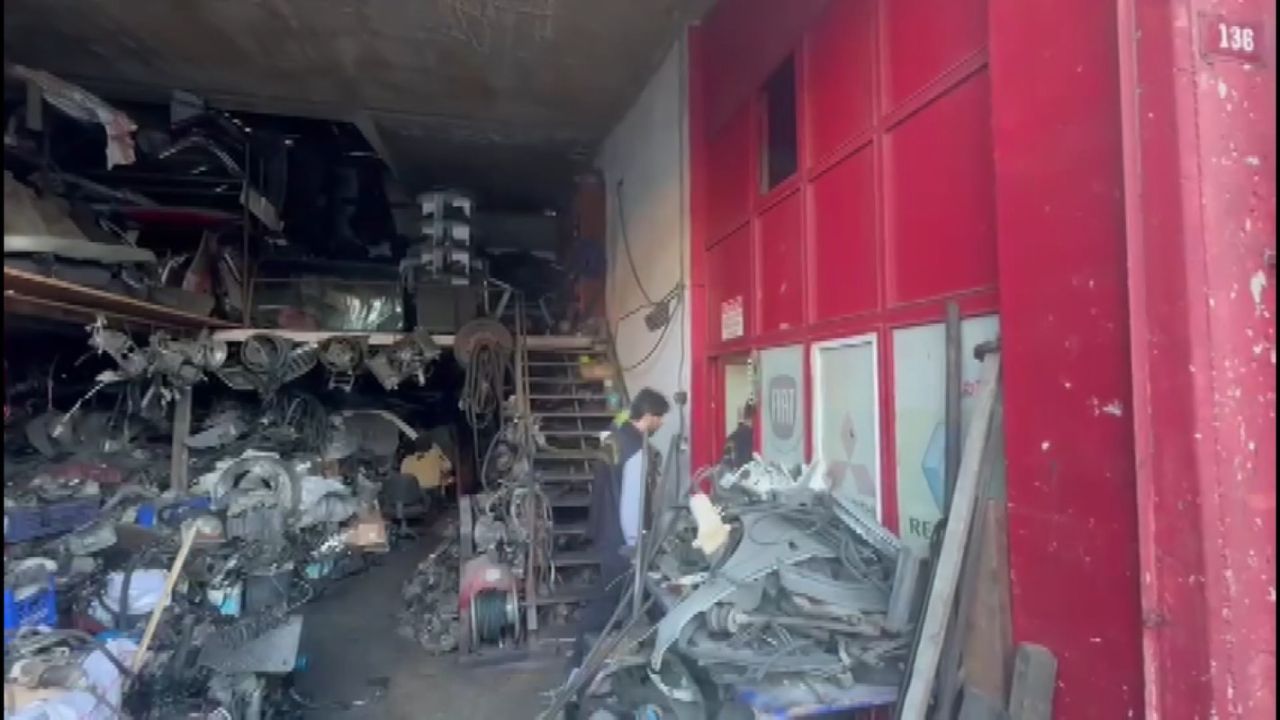 Şaseyi değiştir, belgeyi uydur, milyonları cebe at: İstanbul'da milyonlarca liralık otomobil vurgunu! Ele geçirilen araçlar böyle sergilendi... 1