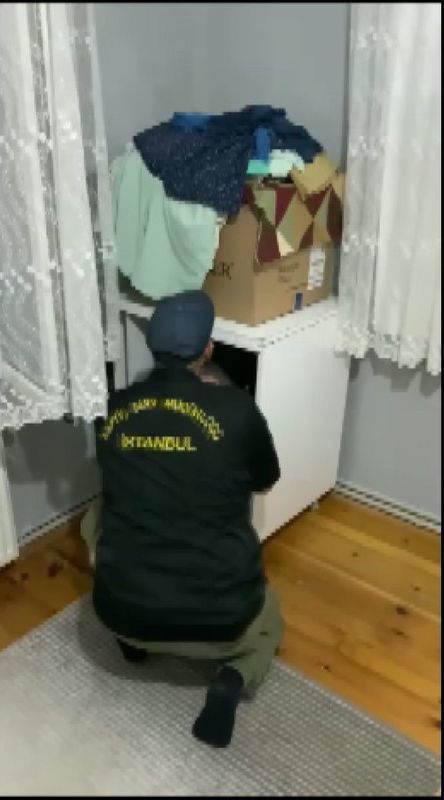 Şaseyi değiştir, belgeyi uydur, milyonları cebe at: İstanbul'da milyonlarca liralık otomobil vurgunu! Ele geçirilen araçlar böyle sergilendi... 5
