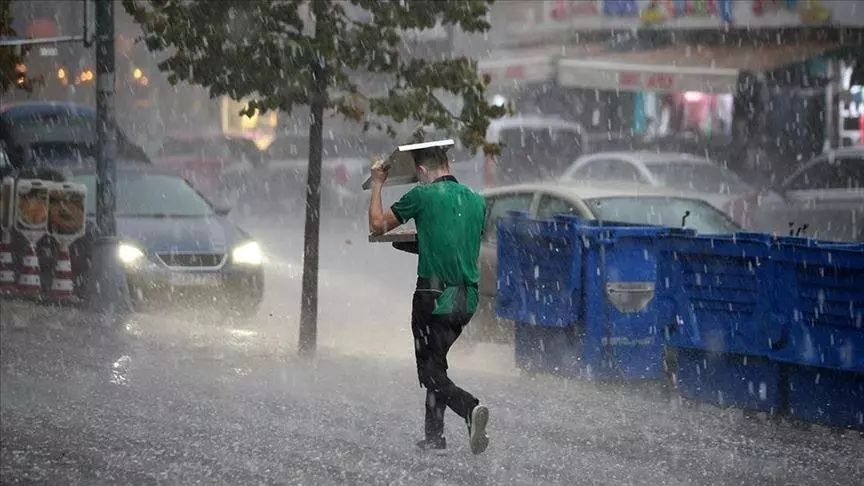 Şemsiyesiz evden çıkmayın: İstanbul güne sağanakla uyandı! Meteoroloji gün verip uyardı: Daha şiddetlisi geliyor! 1