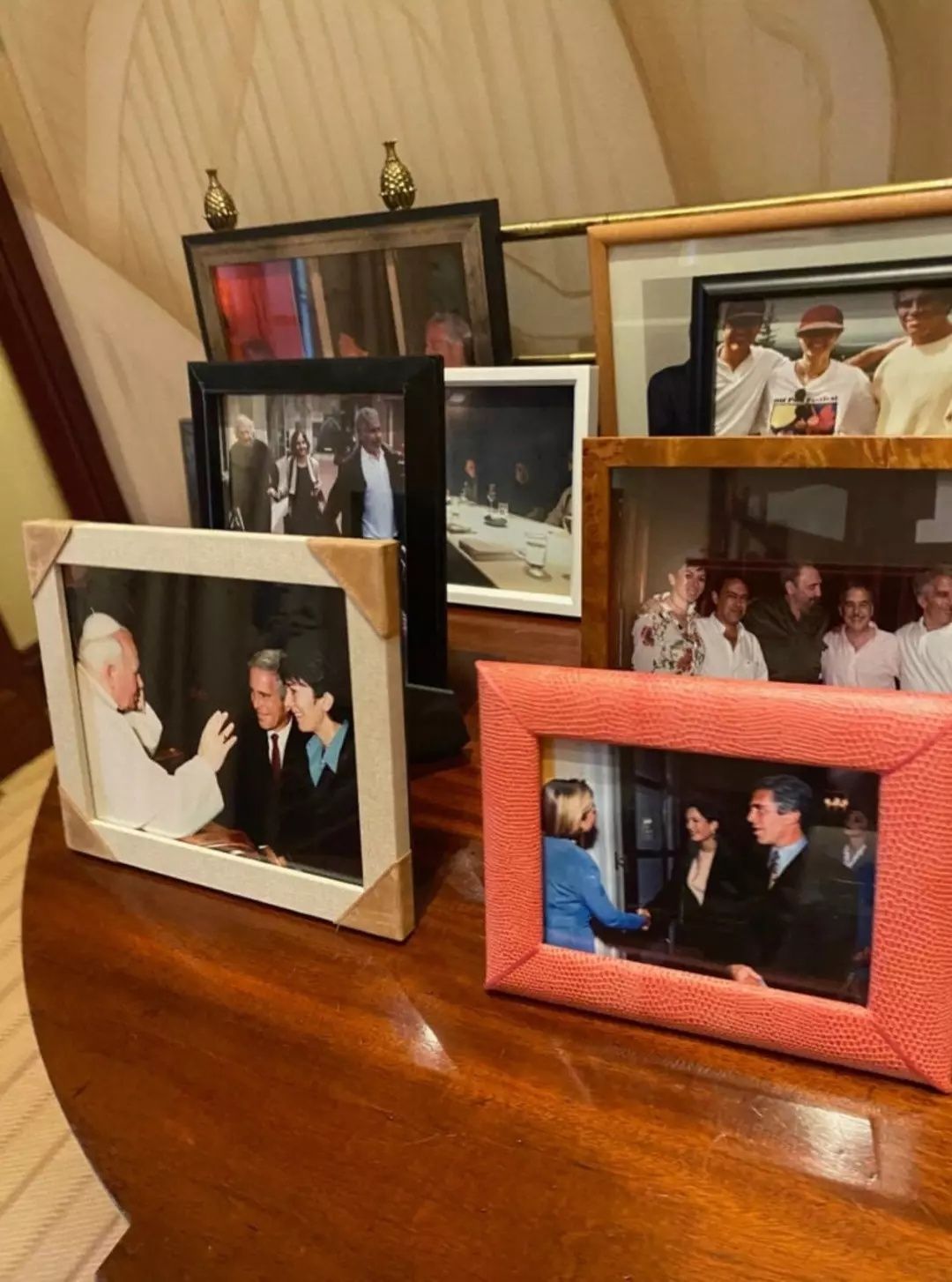Musk, Muhammed Bin Selman, Papa… Pedofili milyarderi Epstein'ın evinden çıkan fotoğraflar şoke etti! 6