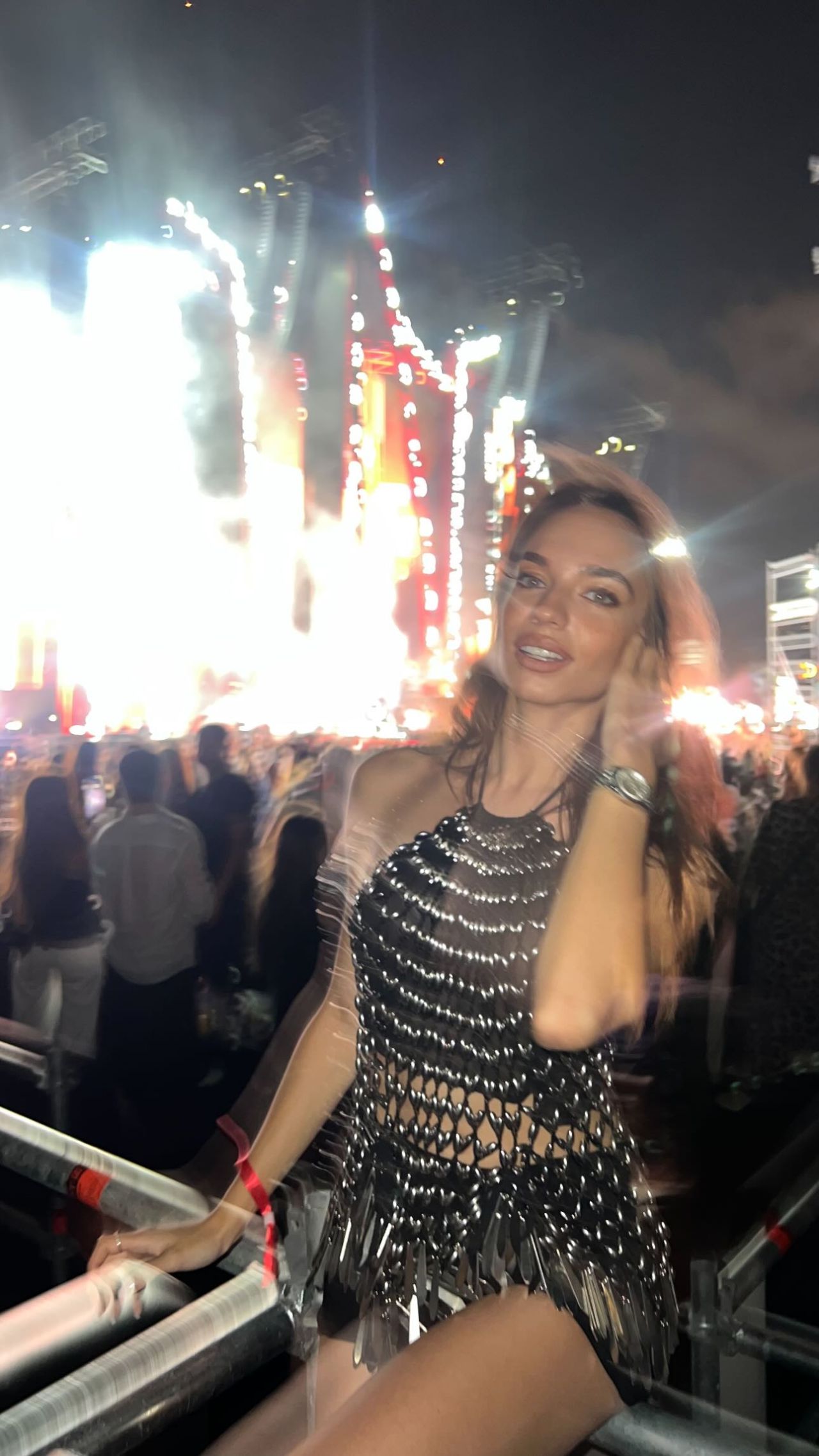Eylül Tumbar'ın Jennifer Lopez konserindeki tarzı dile düştü 1