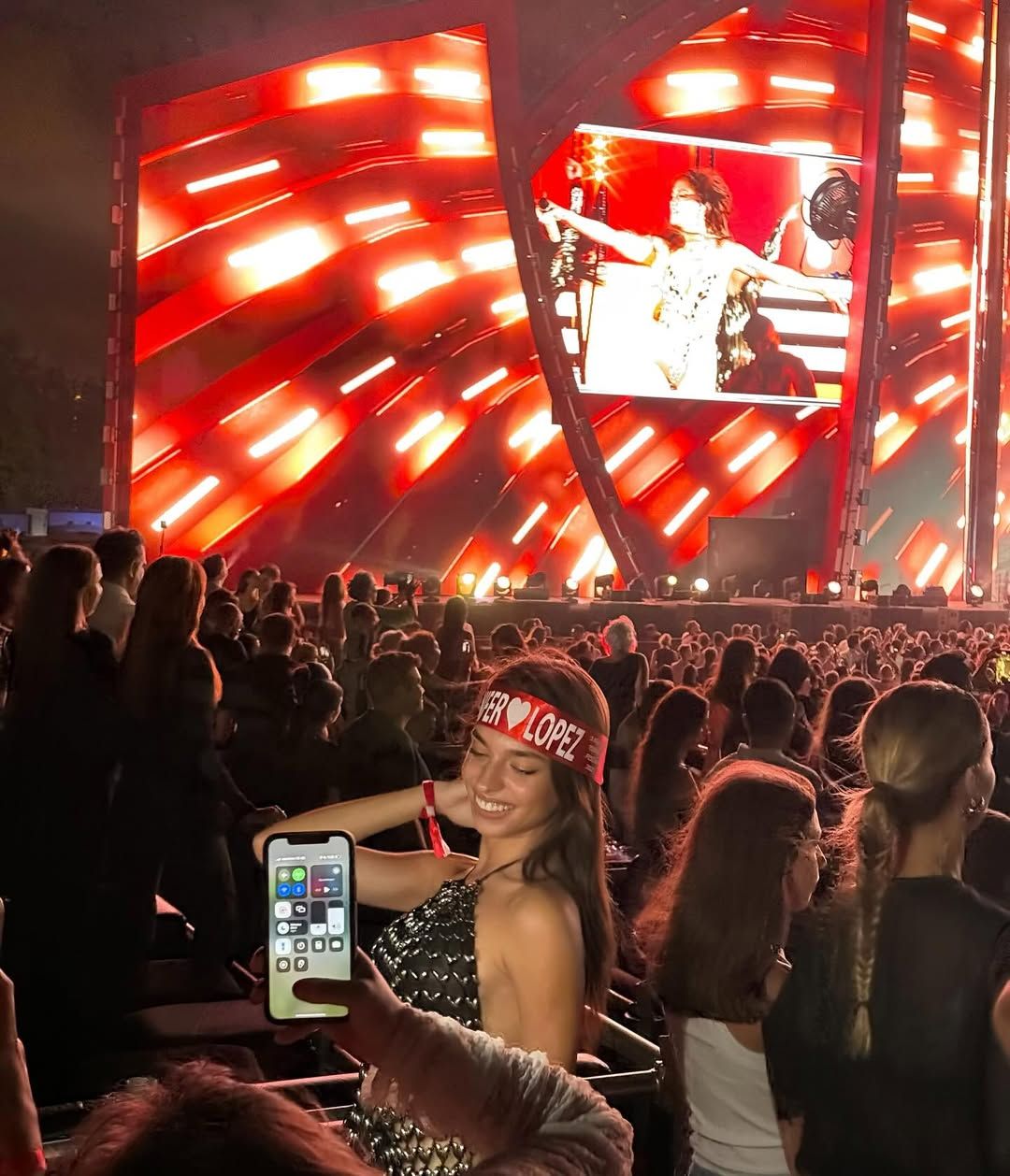 Eylül Tumbar'ın Jennifer Lopez konserindeki tarzı dile düştü 4