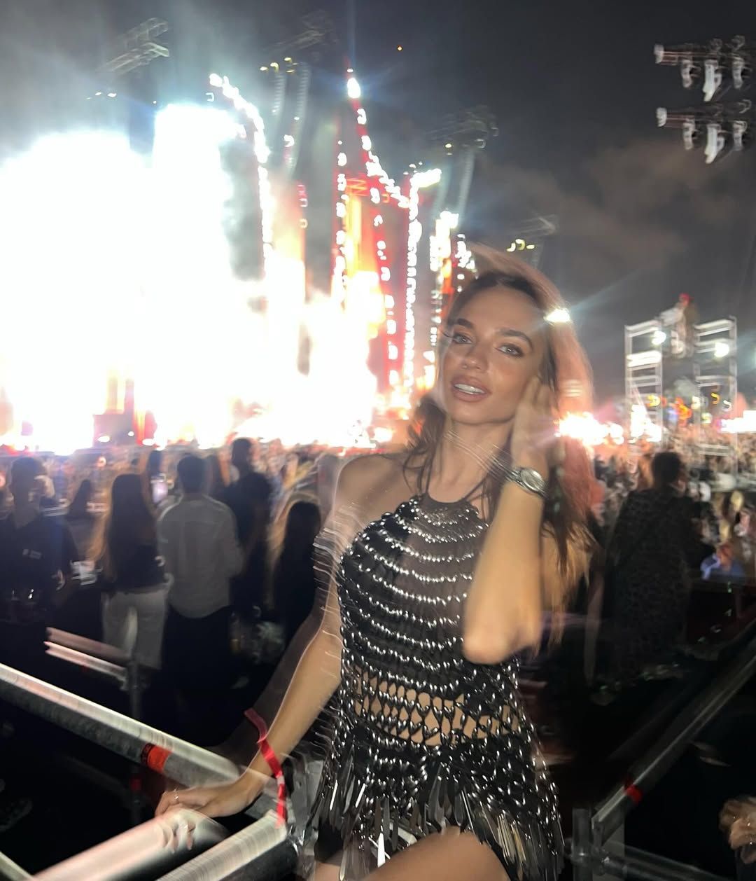 Eylül Tumbar'ın Jennifer Lopez konserindeki tarzı dile düştü 5