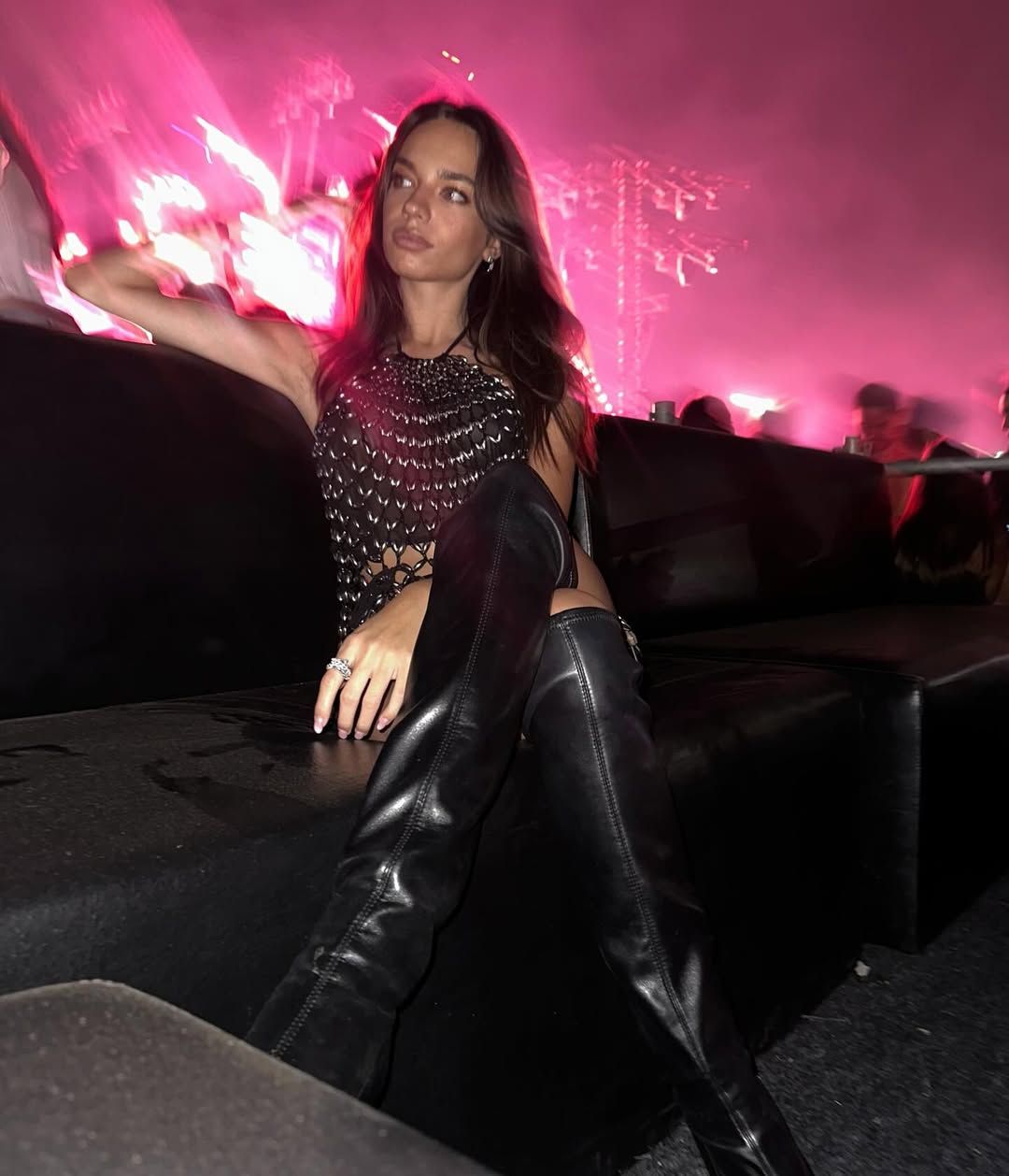 Eylül Tumbar'ın Jennifer Lopez konserindeki tarzı dile düştü 6