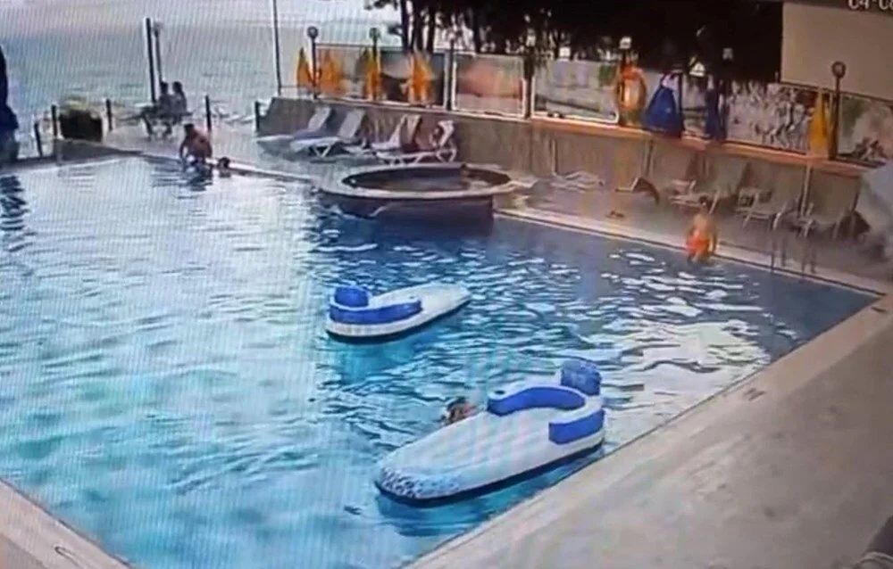 Muğla’da ihmal can aldı! Sadece 9 yaşındaydı… Tatilde havuzda yalnız kaldı, hayatını kaybetti! Minik Ali'nin çırpınışını kimse görmedi! 3