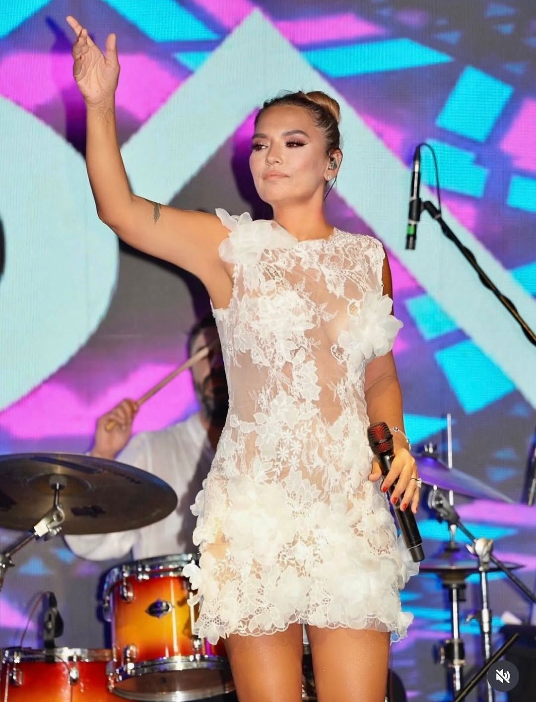 Demet Akalın ve yakın arkadaşı Esra Balamir tatilde pişti oldu! Okan Kurt kayıtsız kalmadı 5