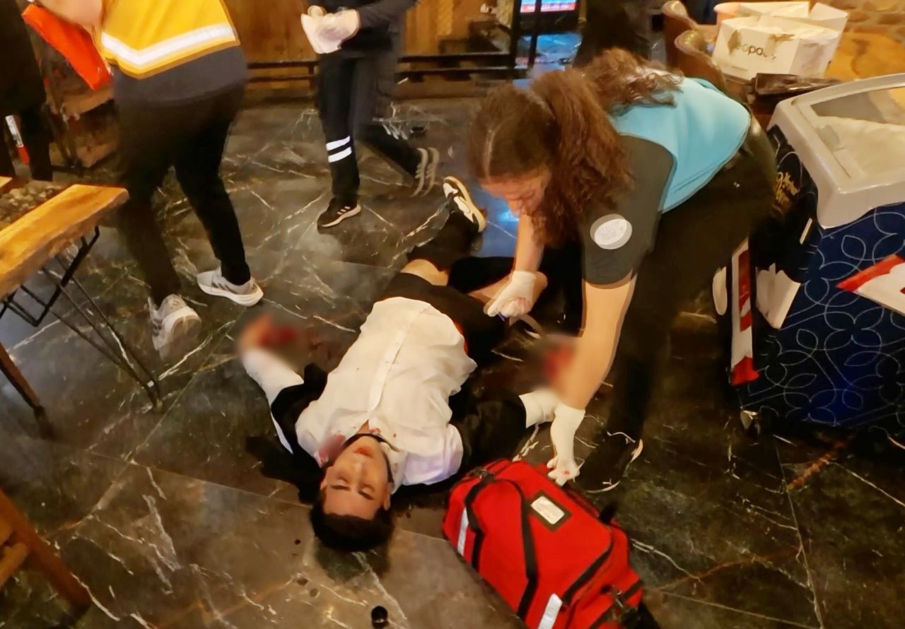 Eski eşinin çalıştığı restoranı basıp, önüne gelene ateş etti! Saldırı öncesi video çekmiş... 12