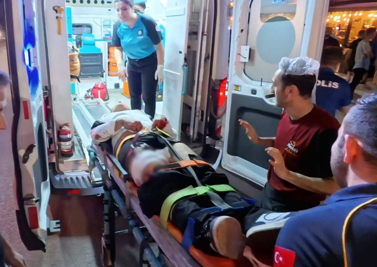 Eski eşinin çalıştığı restoranı basıp, önüne gelene ateş etti! Saldırı öncesi video çekmiş... 8