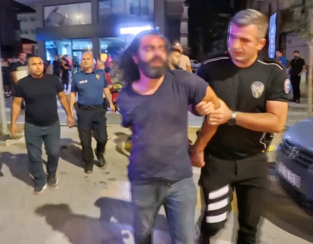 Eski eşinin çalıştığı restoranı basıp, önüne gelene ateş etti! Saldırı öncesi video çekmiş... 9