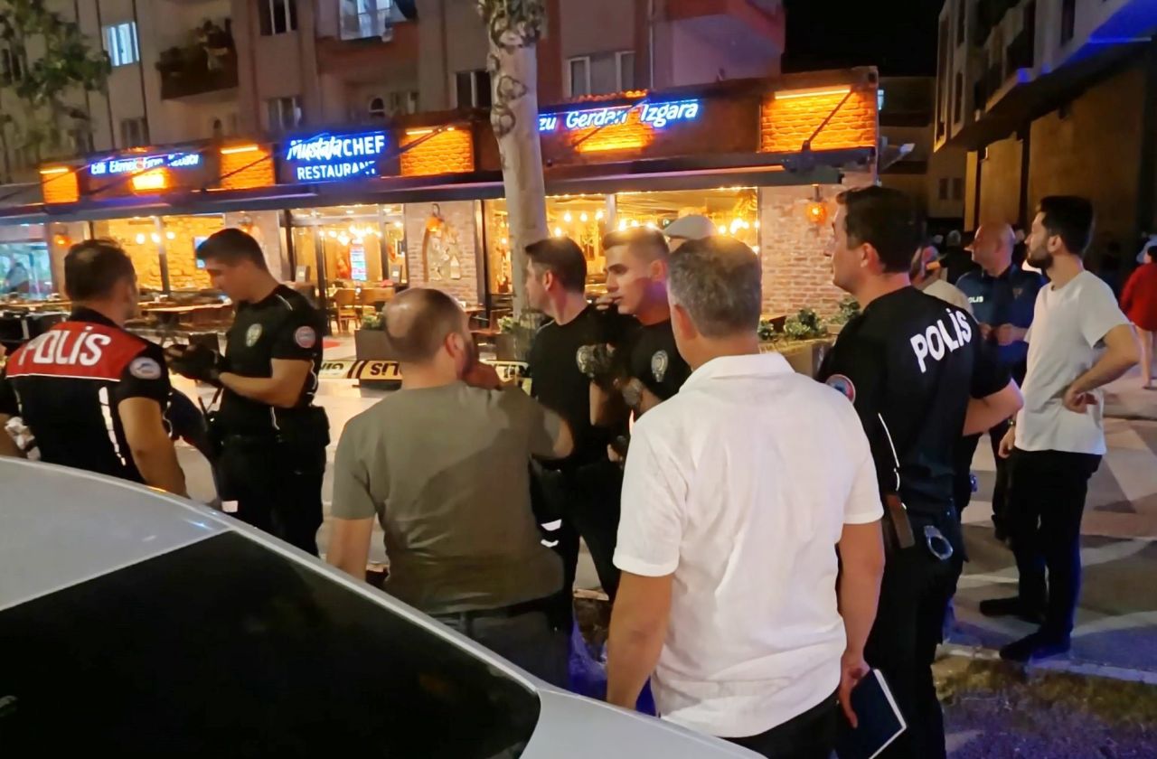 Eski eşinin çalıştığı restoranı basıp, önüne gelene ateş etti! Saldırı öncesi video çekmiş... 4
