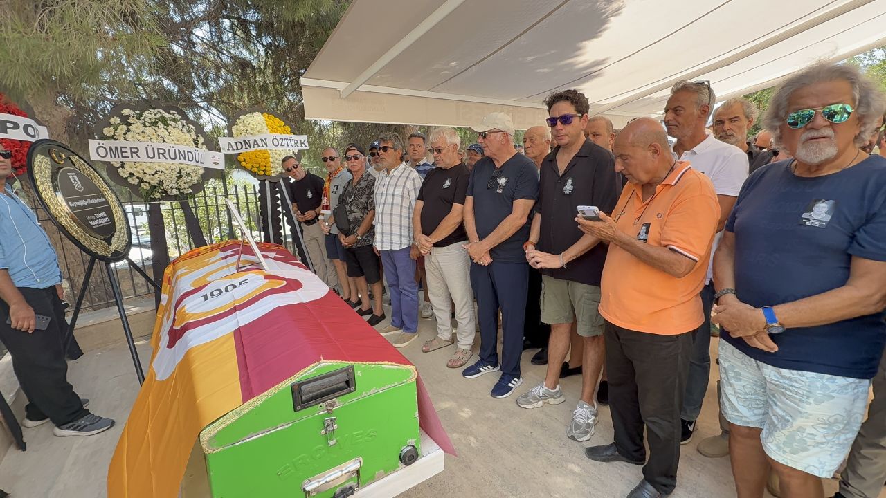 Efsane spiker Ümit Aktan'a veda... Mehmet Ağar ve Fatih Terim cenaze töreninde 1