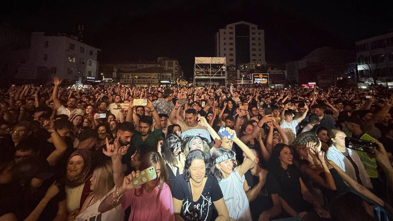Yozgatlı rockçı Hayko Cepkin, Sorgun'u salladı! İlk kez hemşerileri ile bir araya geldi 4