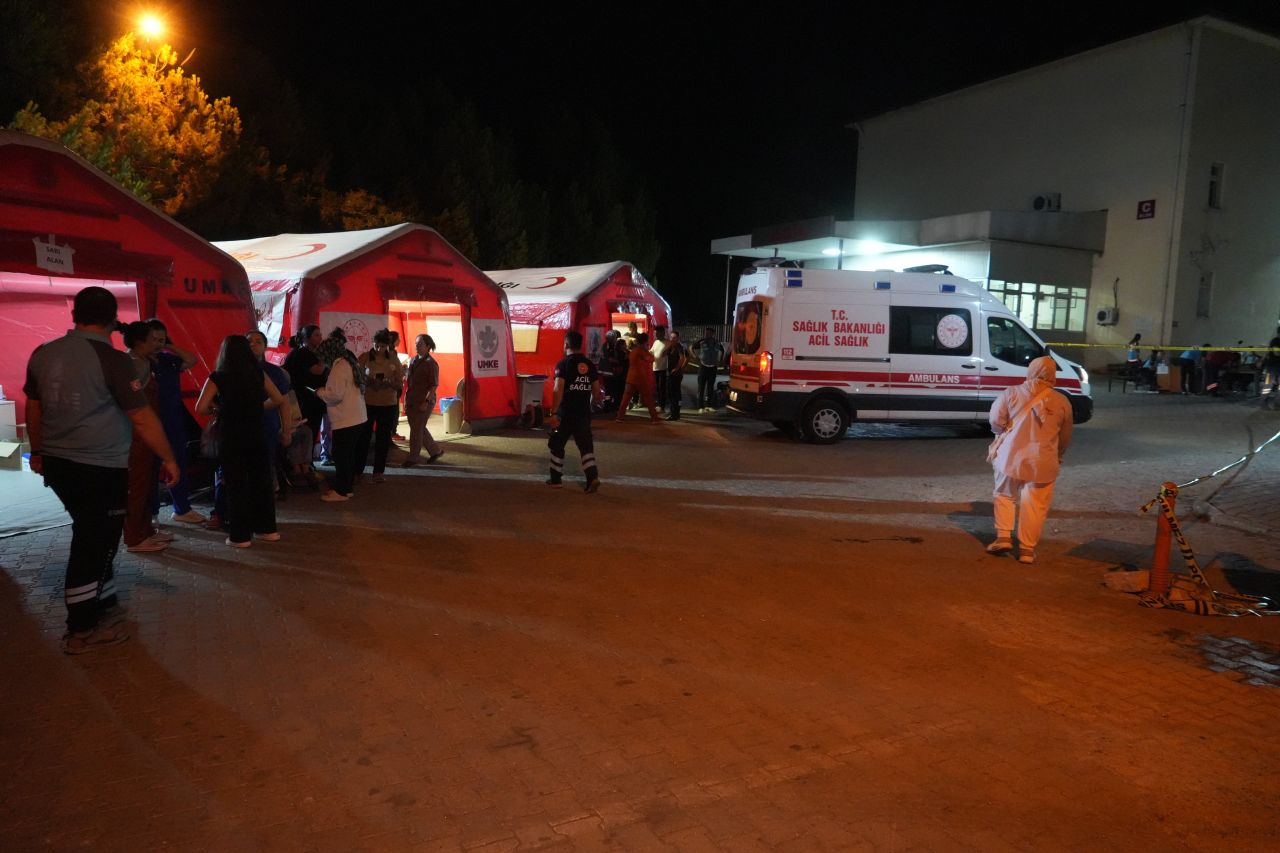 Korkudan eve giremediler... Balıkesir’de 6,1’lik deprem sonrası gece stadyumda geçti 2