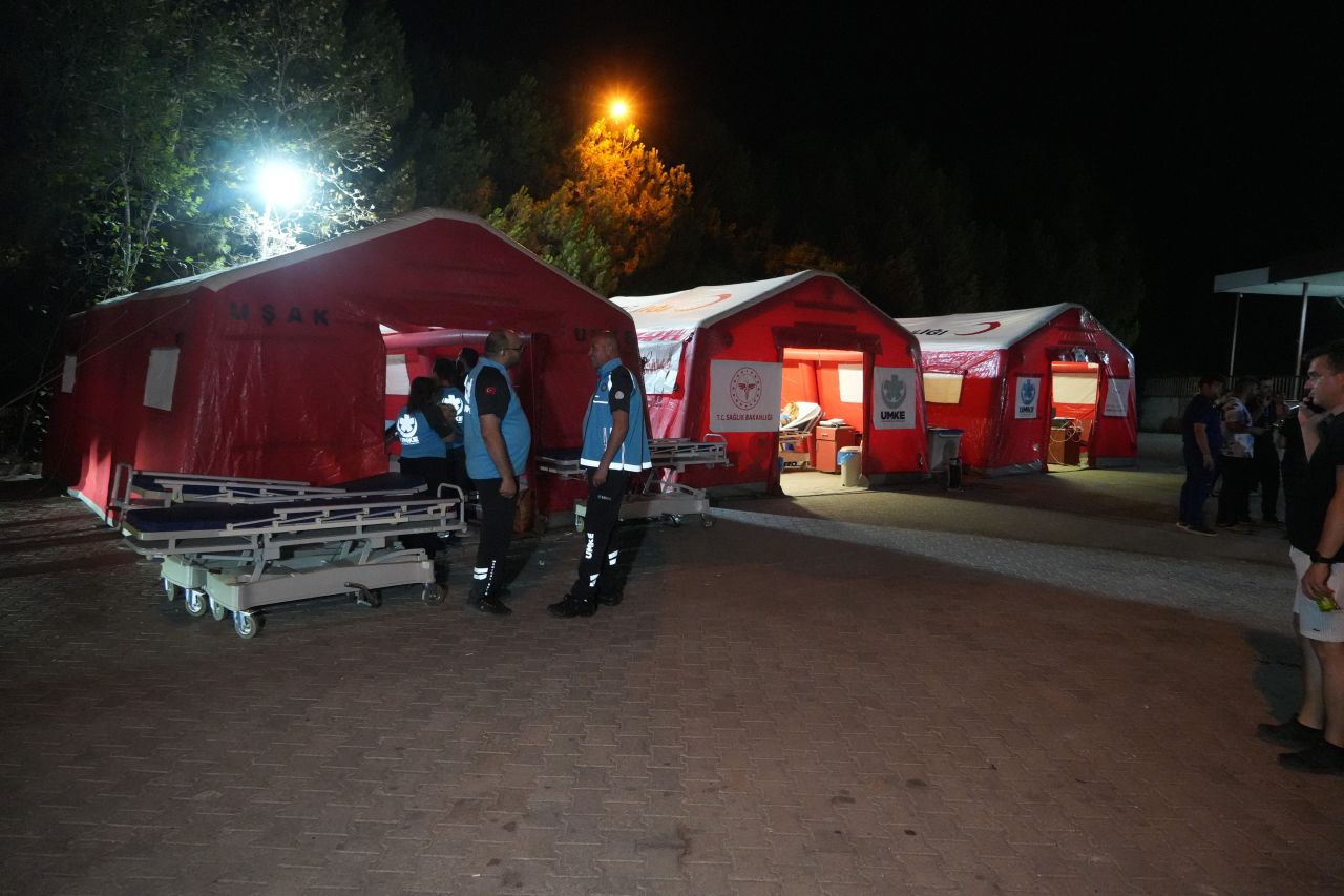 Korkudan eve giremediler... Balıkesir’de 6,1’lik deprem sonrası gece stadyumda geçti 4