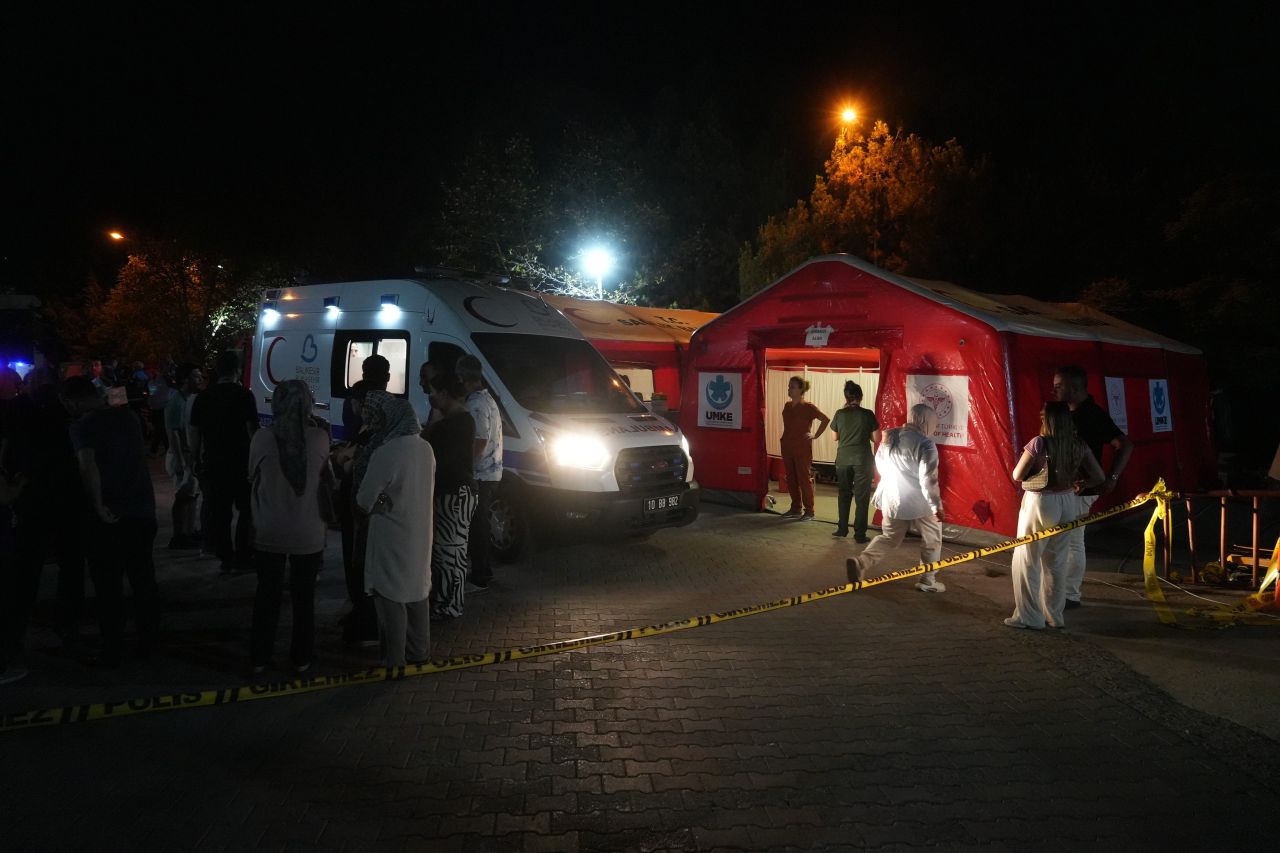 Korkudan eve giremediler... Balıkesir’de 6,1’lik deprem sonrası gece stadyumda geçti 3