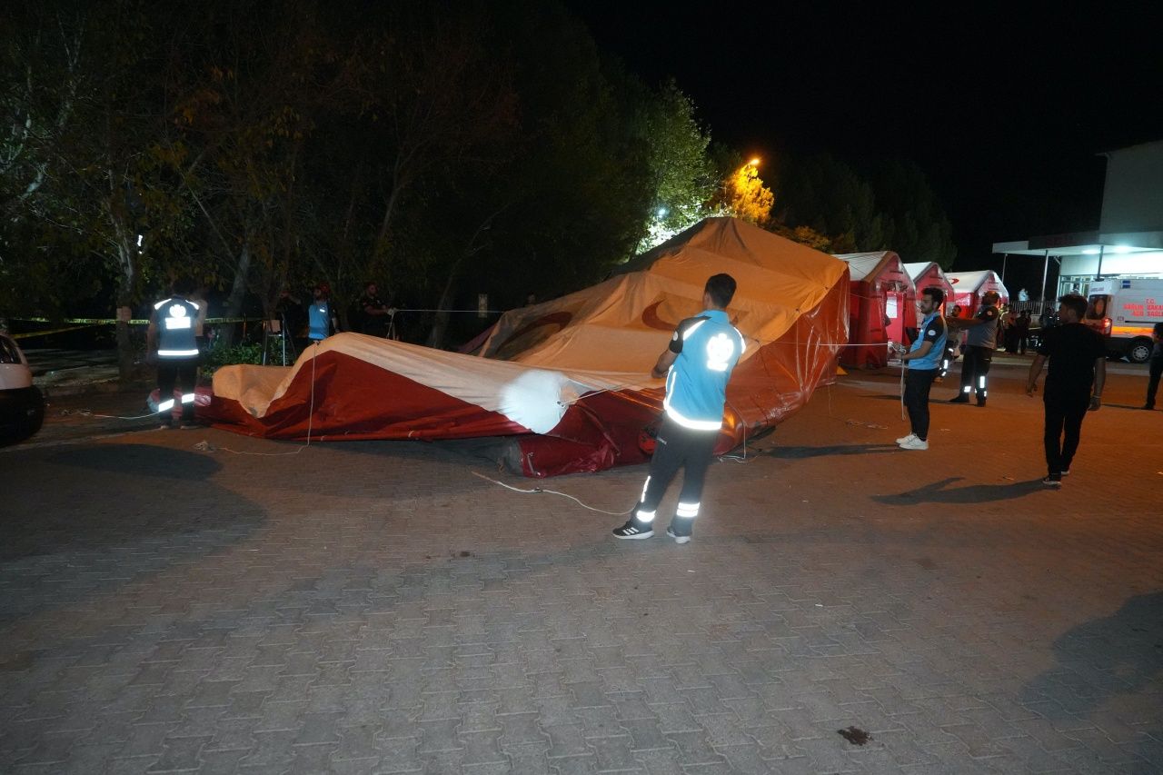 Korkudan eve giremediler... Balıkesir’de 6,1’lik deprem sonrası gece stadyumda geçti 12