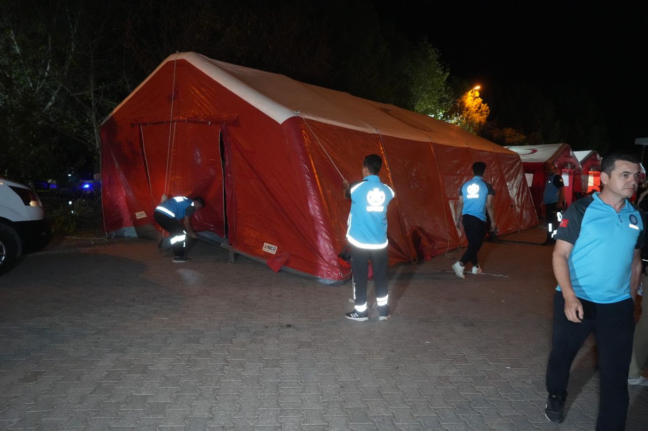 Korkudan eve giremediler... Balıkesir’de 6,1’lik deprem sonrası gece stadyumda geçti 6