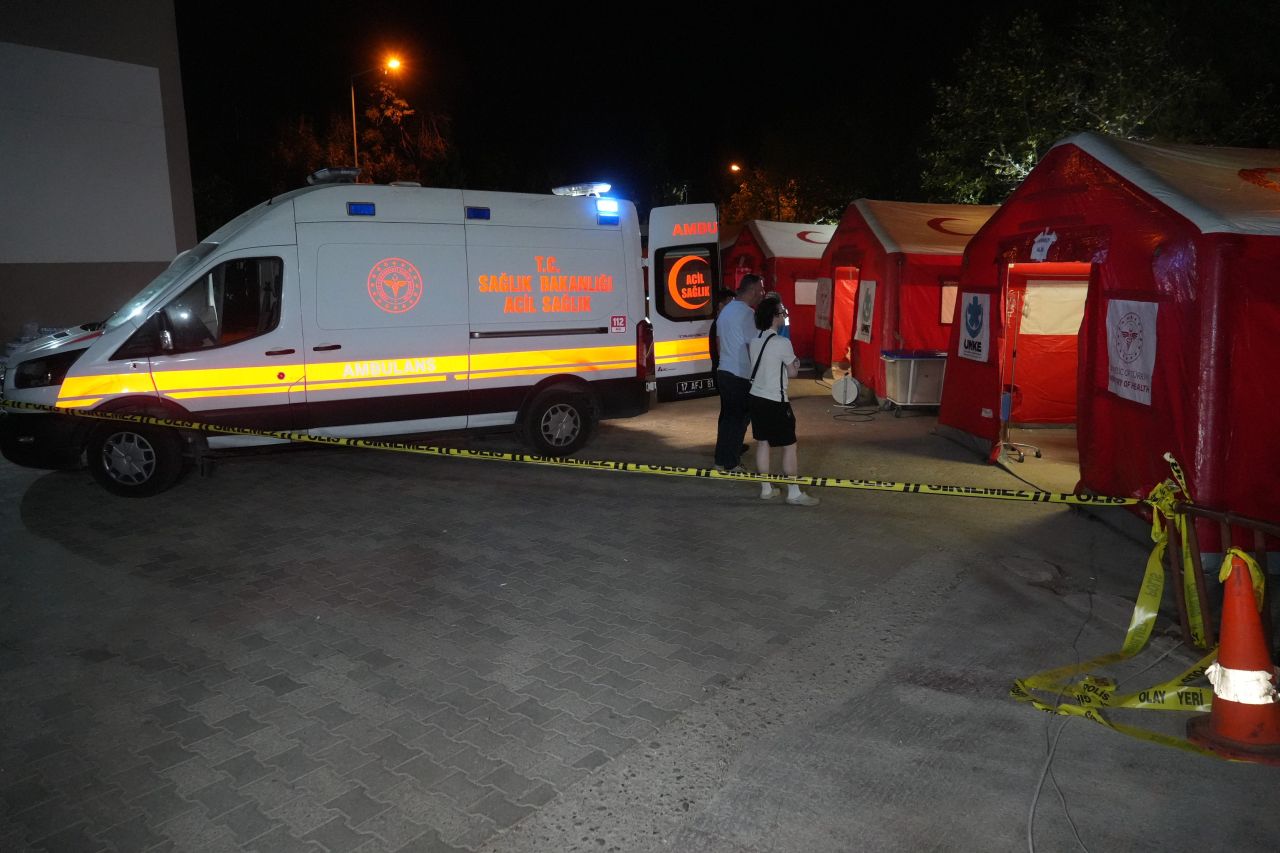 Korkudan eve giremediler... Balıkesir’de 6,1’lik deprem sonrası gece stadyumda geçti 5