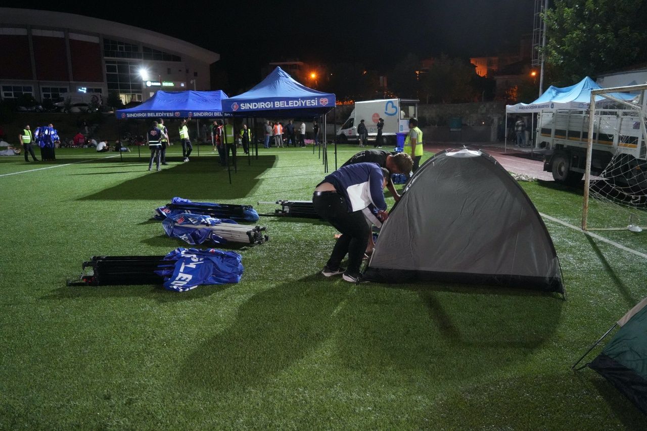 Korkudan eve giremediler... Balıkesir’de 6,1’lik deprem sonrası gece stadyumda geçti 9