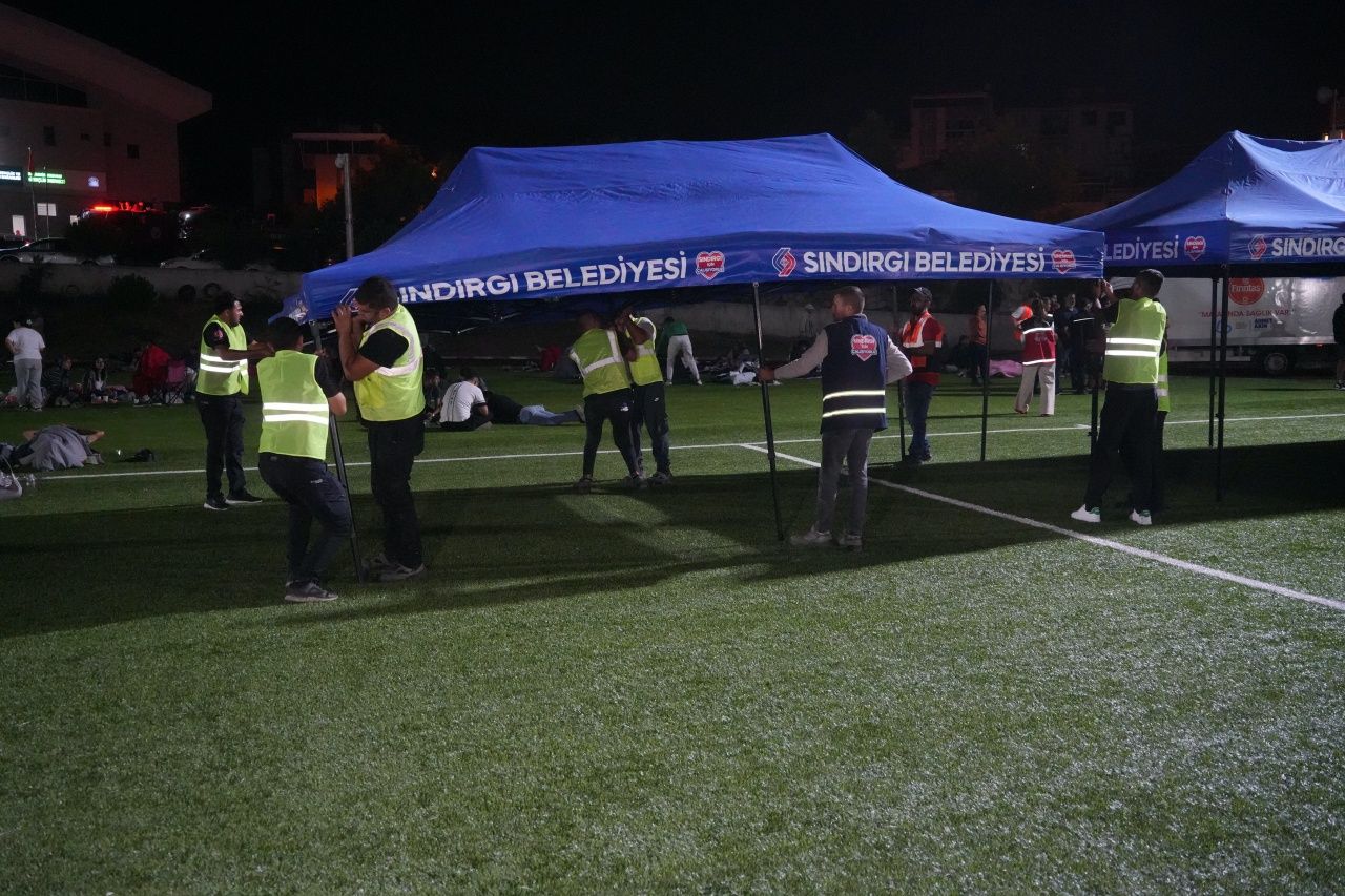 Korkudan eve giremediler... Balıkesir’de 6,1’lik deprem sonrası gece stadyumda geçti 10