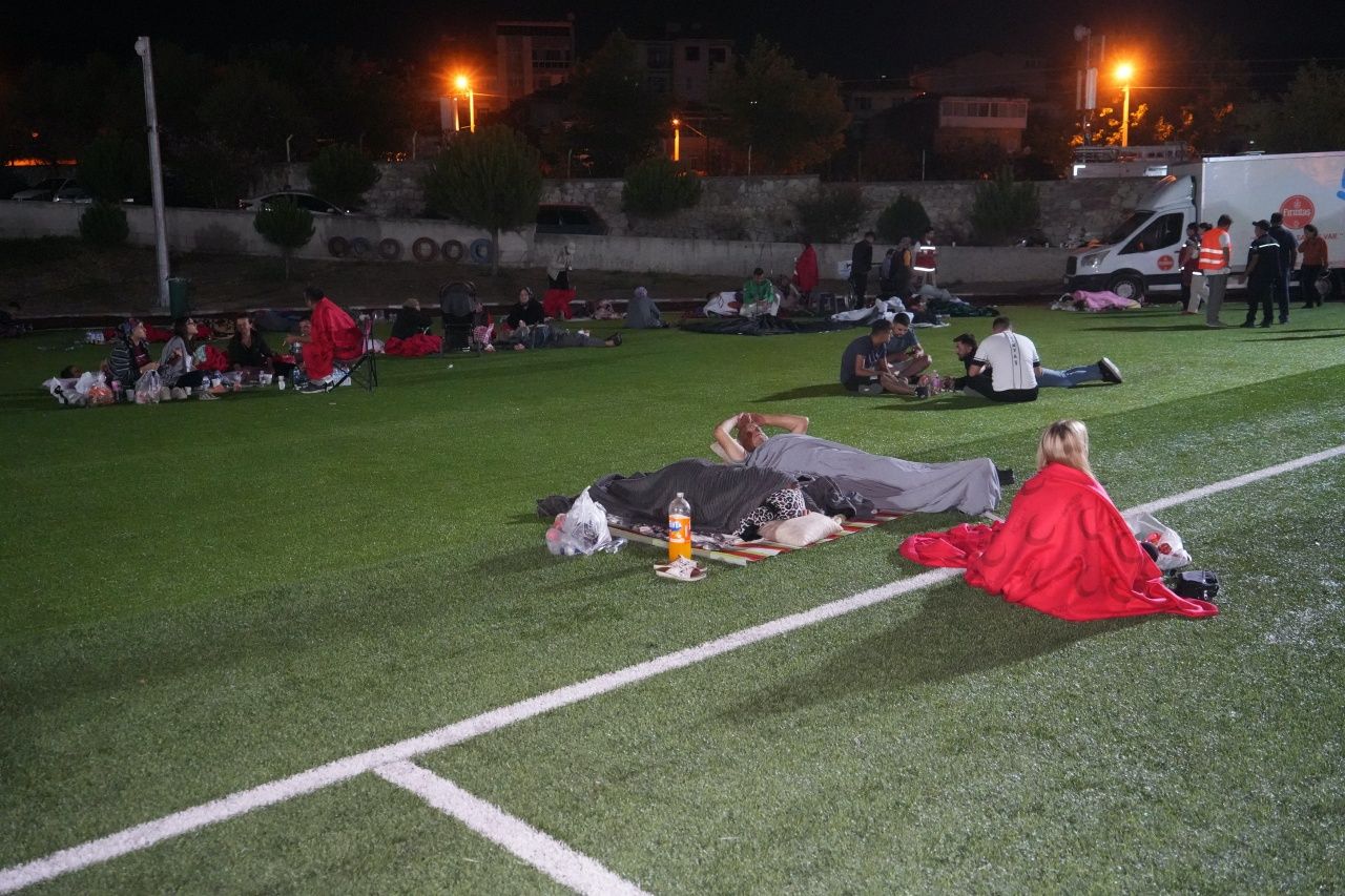 Korkudan eve giremediler... Balıkesir’de 6,1’lik deprem sonrası gece stadyumda geçti 11