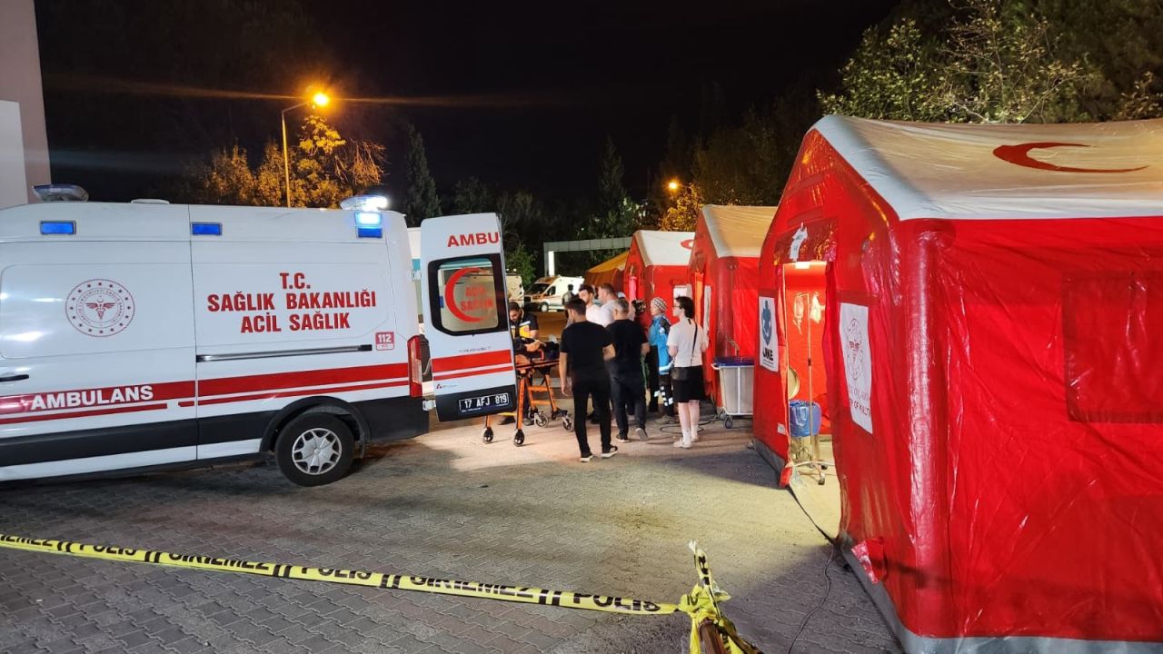 Korkudan eve giremediler... Balıkesir’de 6,1’lik deprem sonrası gece stadyumda geçti 8