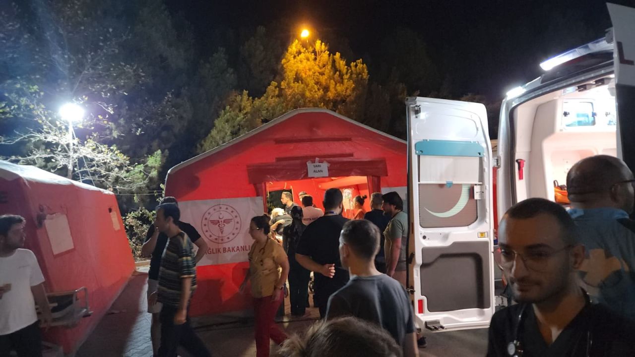 Korkudan eve giremediler... Balıkesir’de 6,1’lik deprem sonrası gece stadyumda geçti 7