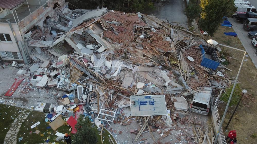 6,1’lik Balıkesir depreminde yıkım ve acı! Gün aydınlandı, hasar ortaya çıktı! Enkaz havadan böyle görüntülendi 3