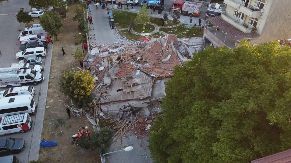 6,1’lik Balıkesir depreminde yıkım ve acı! Gün aydınlandı, hasar ortaya çıktı! Enkaz havadan böyle görüntülendi 9