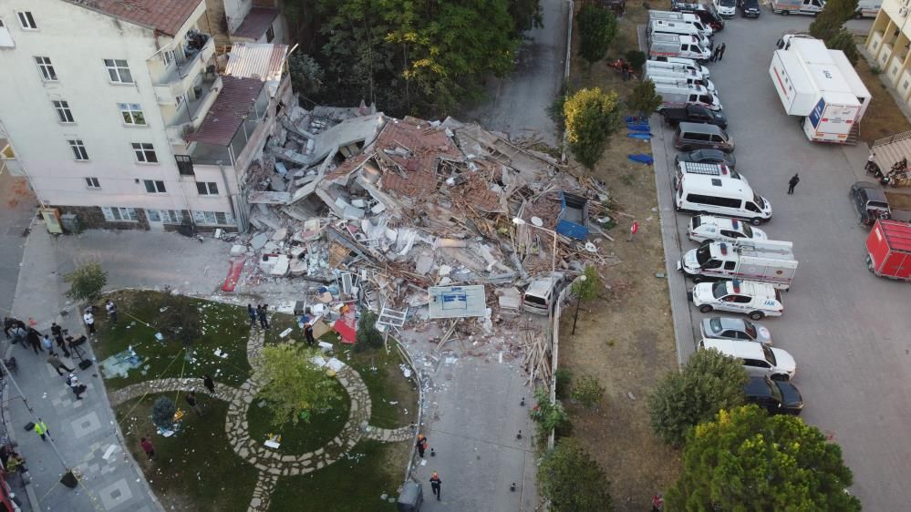 6,1’lik Balıkesir depreminde yıkım ve acı! Gün aydınlandı, hasar ortaya çıktı! Enkaz havadan böyle görüntülendi 6