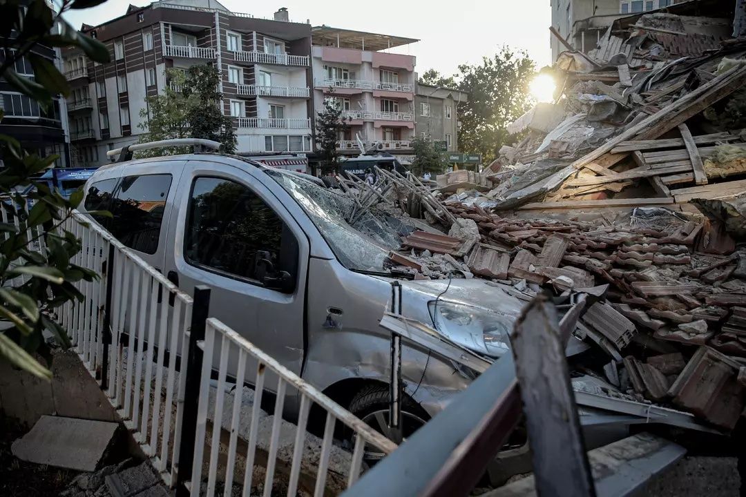 Balıkesir depreminde yıkılan binayla ilgili şok iddia! Kolon kesildi mi? Bu binalarda risk çok yüksek... 5