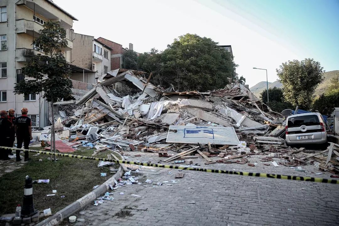 Balıkesir depreminde yıkılan binayla ilgili şok iddia! Kolon kesildi mi? Bu binalarda risk çok yüksek... 4