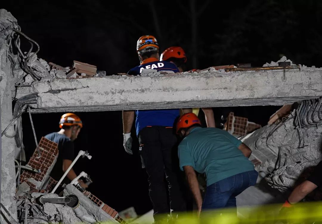 Balıkesir depreminde yıkılan binayla ilgili şok iddia! Kolon kesildi mi? Bu binalarda risk çok yüksek... 3