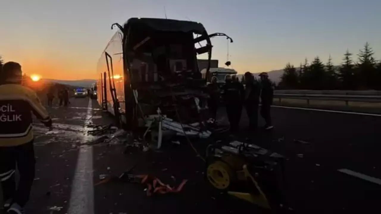 Anadolu Otoyolu’nda can pazarı: Yolcu otobüsü kamyona çarptı!  1 ölü 10 yaralı... 1