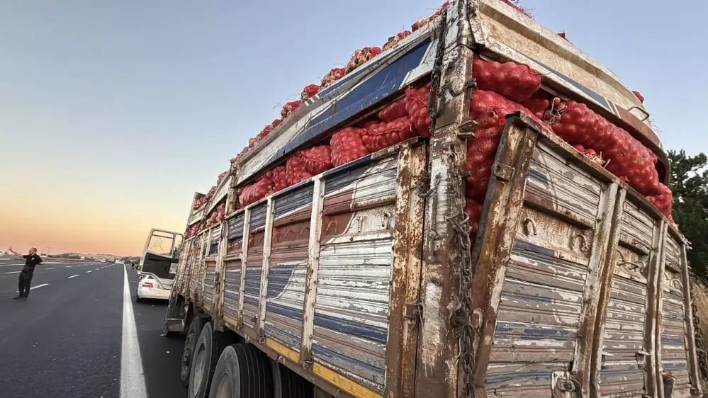 Anadolu Otoyolu’nda can pazarı: Yolcu otobüsü kamyona çarptı!  1 ölü 10 yaralı... 3