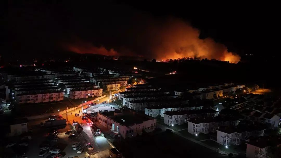 Edirne'de yangın kabusu! Alevler devasa boyutlara ulaştı...  Evler, ahırlar kül oldu! Ekipler zamanla yarışıyor! 14