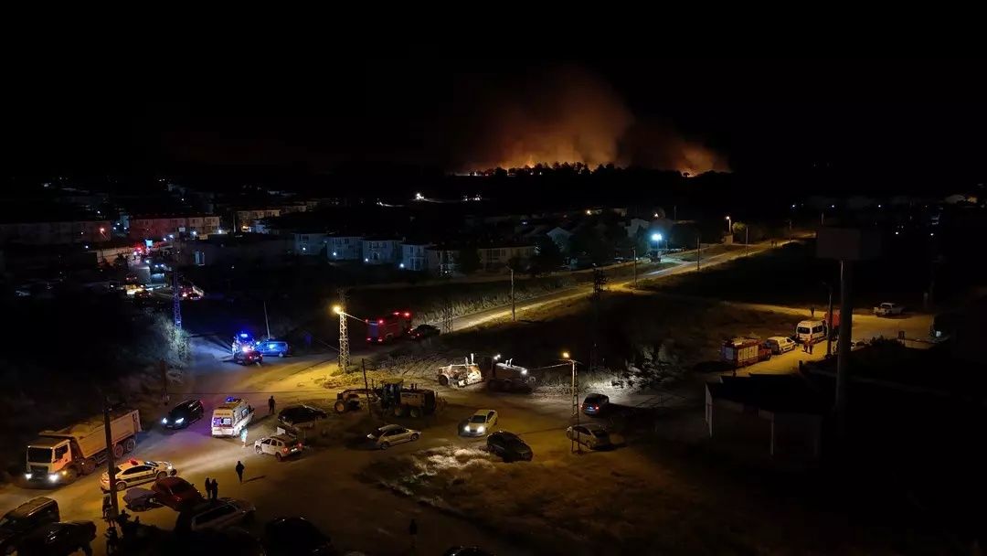 Edirne'de yangın kabusu! Alevler devasa boyutlara ulaştı...  Evler, ahırlar kül oldu! Ekipler zamanla yarışıyor! 13