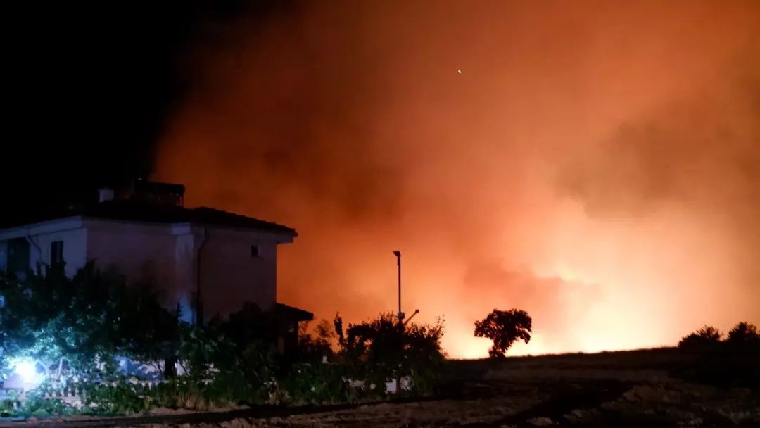 Edirne'de yangın kabusu! Alevler devasa boyutlara ulaştı...  Evler, ahırlar kül oldu! Ekipler zamanla yarışıyor! 10