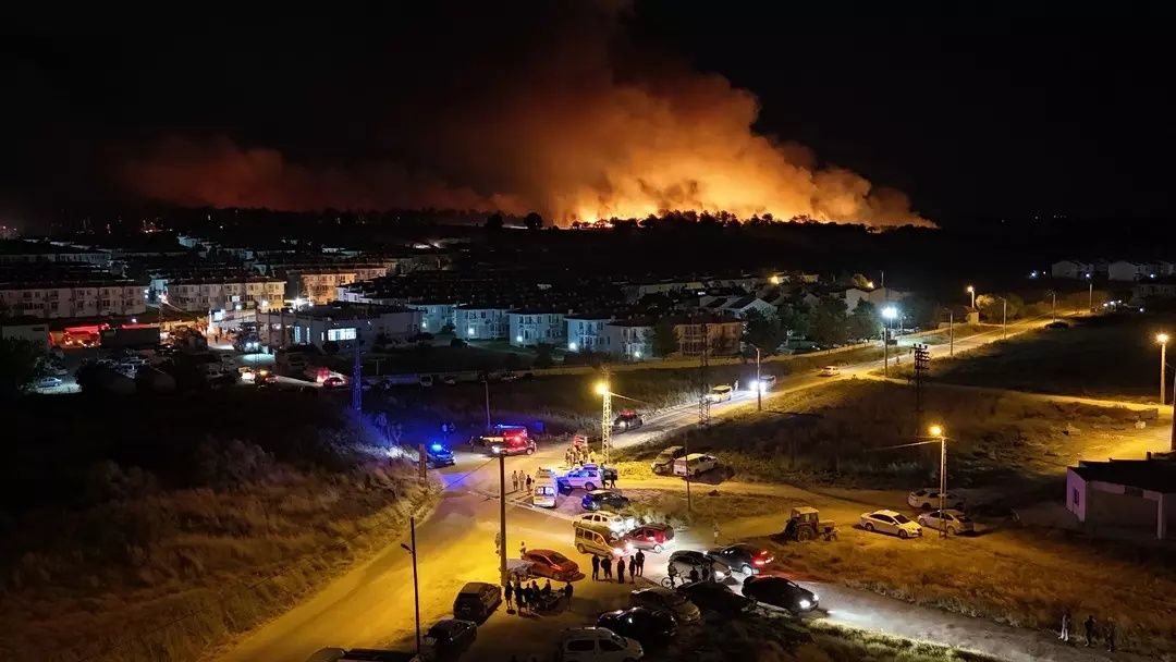Edirne'de yangın kabusu! Alevler devasa boyutlara ulaştı...  Evler, ahırlar kül oldu! Ekipler zamanla yarışıyor! 3