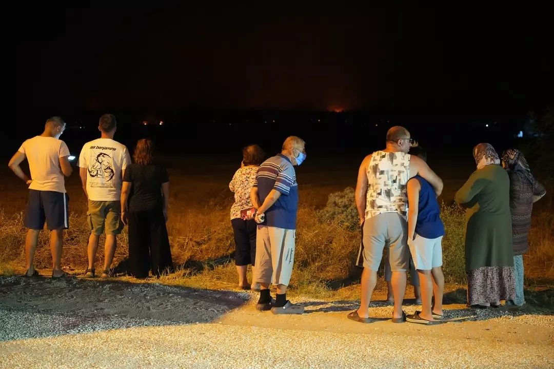 Edirne'de yangın kabusu! Alevler devasa boyutlara ulaştı...  Evler, ahırlar kül oldu! Ekipler zamanla yarışıyor! 5