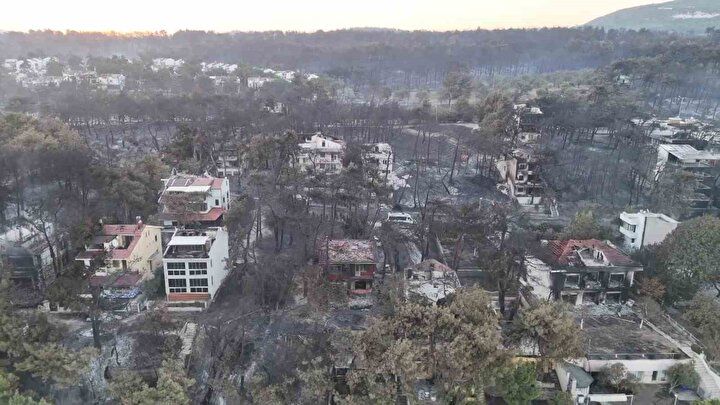 Çanakkale’de alevlerin izleri gün ağarınca ortaya çıktı: Güzelyalı’daki villalar küle döndü! Dron görüntüleri yürek yaktı 2