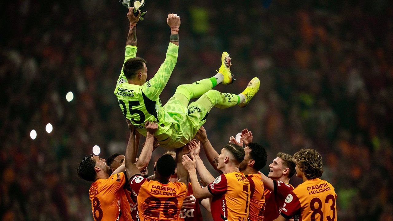 Galatasaray Ederson ile anlaşmaya vardı! İşte dünyaca ünlü kalecinin İstanbul'a geliş tarihi: Maçı tribünden izleyecek 2