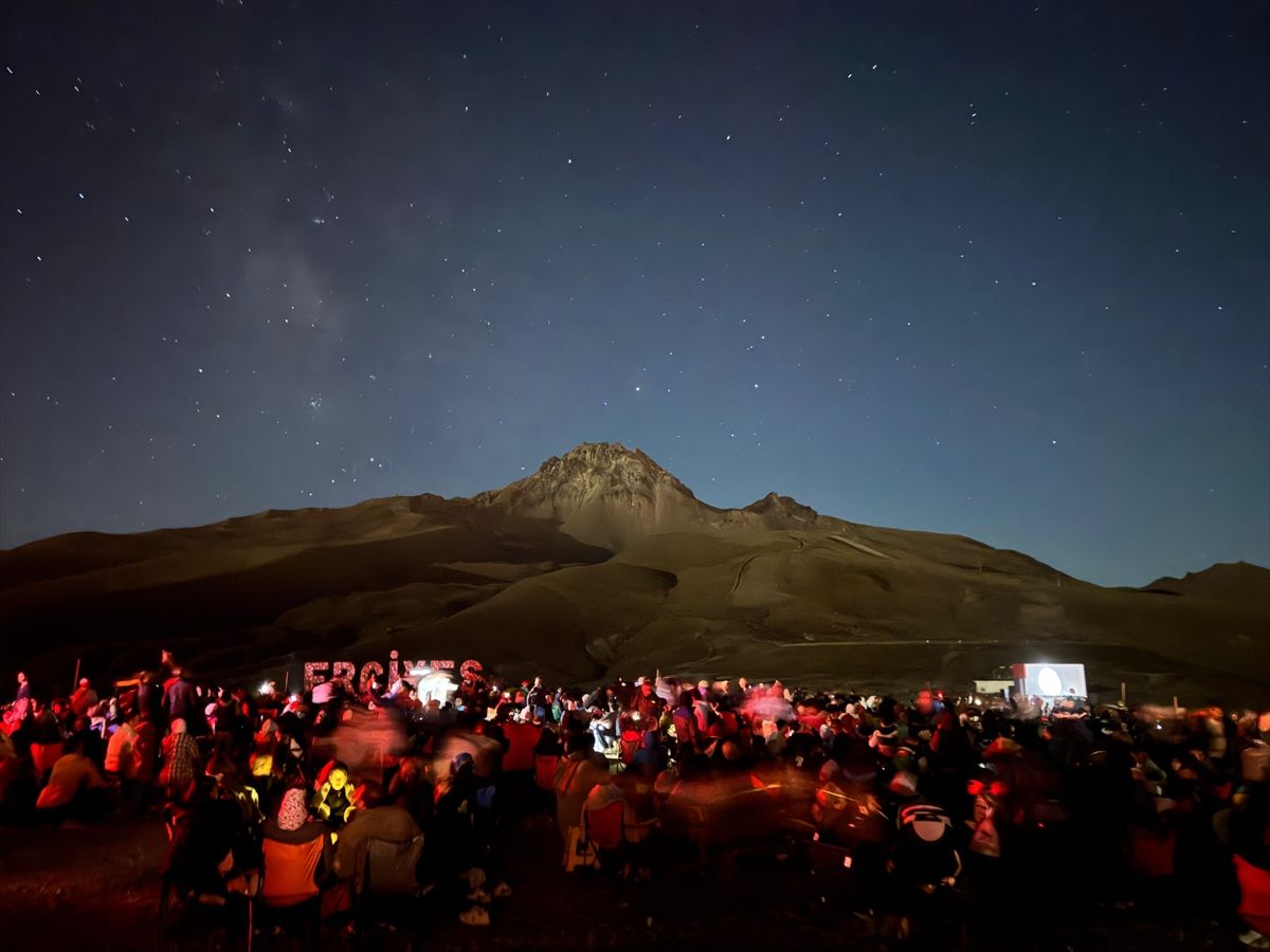 Türkiye'nin dört bir köşesinden meteor yağmurunun büyüleyici kareleri 1